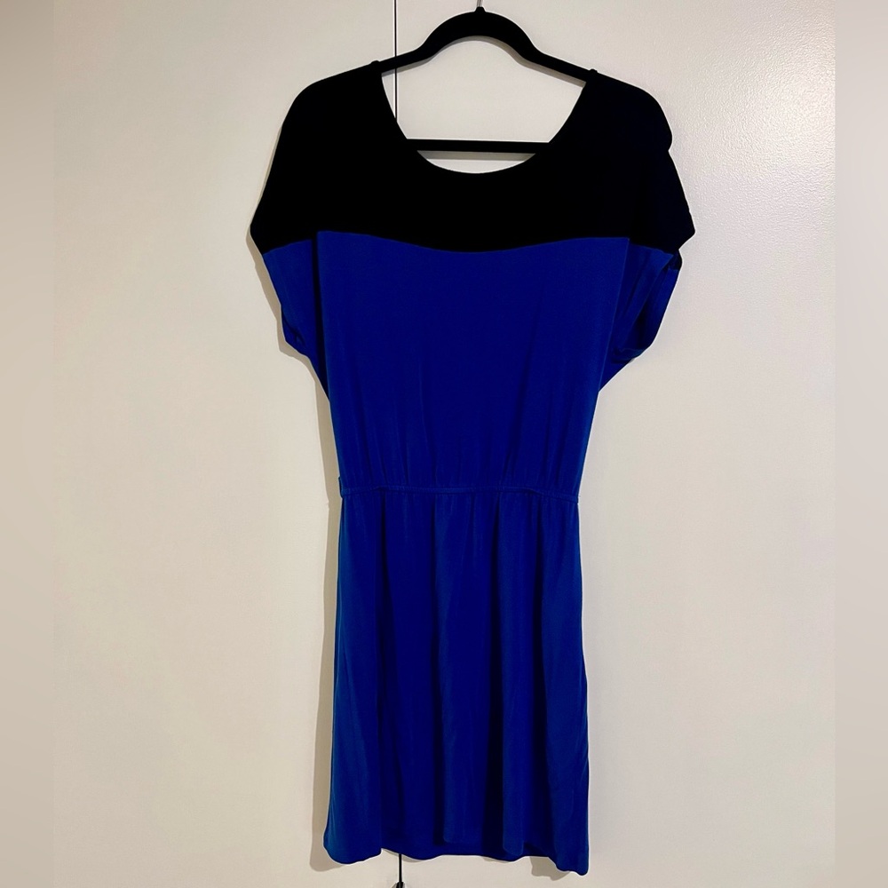 Avaleigh size S colorblock blue gathered waist tunic with black top